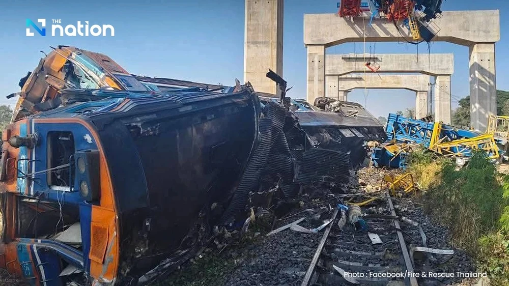 thái lan Cần cẩu rơi trúng đoàn tàu đang chạy, 22 người thiệt mạng.jpg