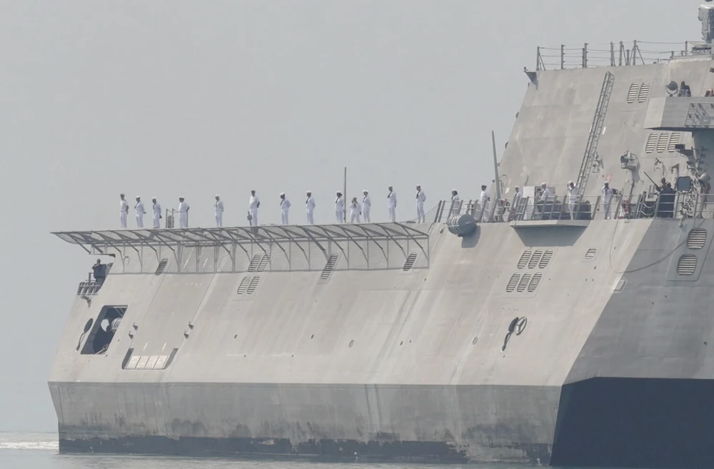 Ảnh: Tàu chiến Mỹ USS Cincinnati cập cảng Căn cứ Hải quân Ream của Campuchia