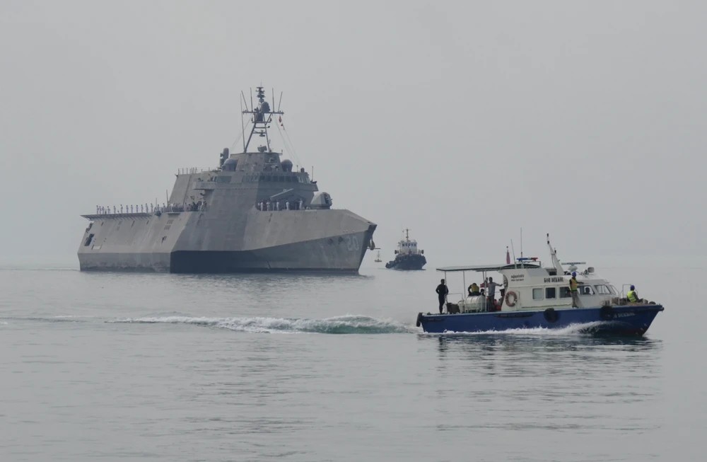 Tàu chiến Mỹ USS Cincinnati cập cảng Căn cứ Hải quân Ream của Campuchia.png