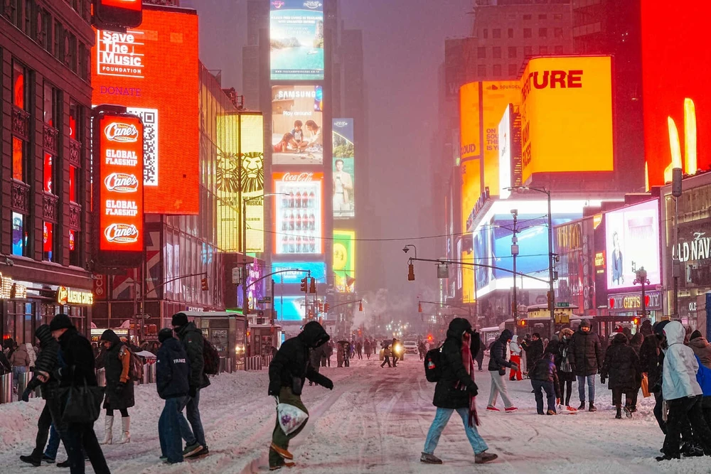 Nước Mỹ tê liệt trong bão tuyết lịch sử .jpg