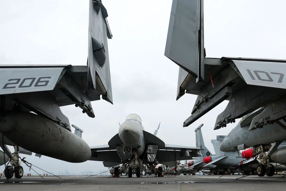 Mỹ bắn hạ UAV Iran áp sát tàu sân bay; đàm phán Washington-Iran có thay đổi lớn.jpg