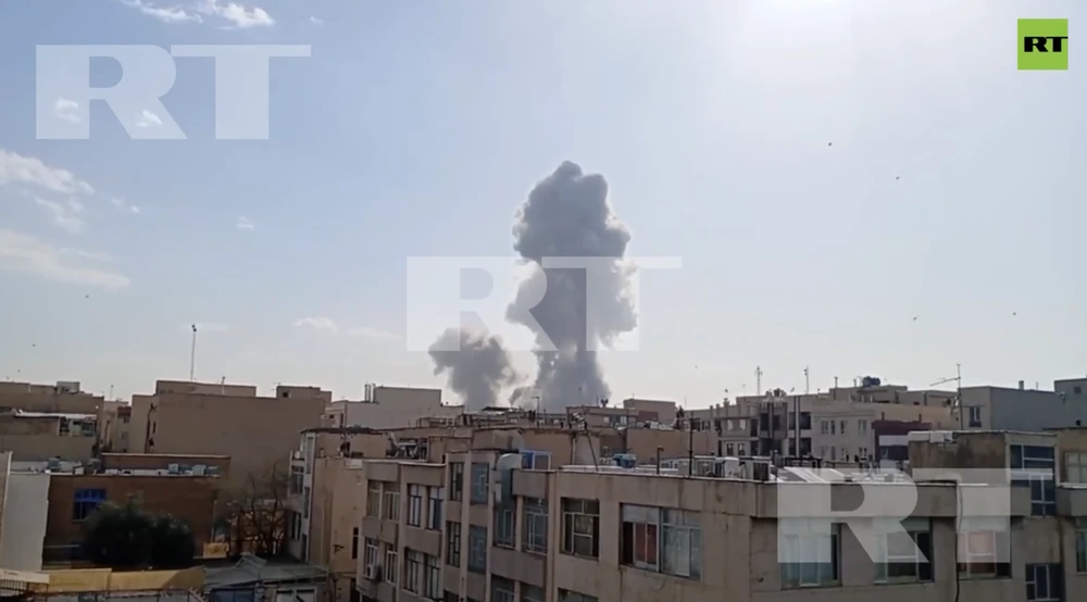 Mỹ-Israel tấn công Iran Loạt mục tiêu đầu não Iran bị đánh trúng; Tehran bắt đầu phản công?.png