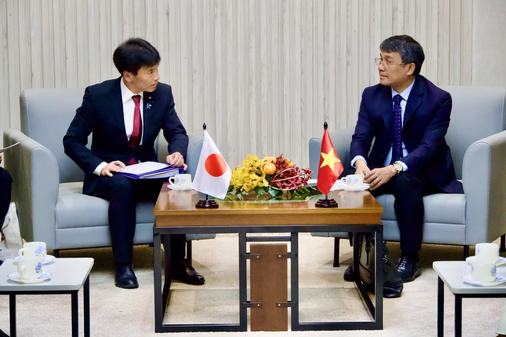 Uỷ viên Trung ương Đảng, Thứ trưởng Thường trực Bộ Ngoại giao Nguyễn Minh Vũ (phải) đã tiếp Hạ nghị sĩ, Thứ trưởng Ngoại giao Nhật Shimada Tomoaki sáng 7-3. Ảnh: DƯƠNG KHANG