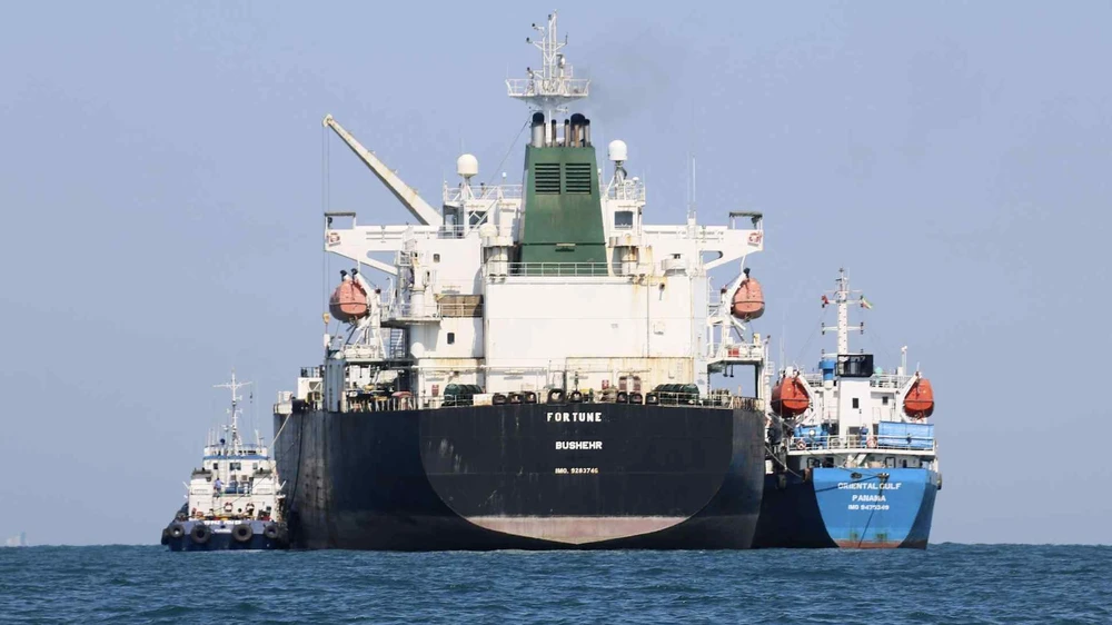 Chứng khoán toàn cầu đỏ lửa, giá dầu tăng vọt giữa căng thẳng Trung Đông.jpg