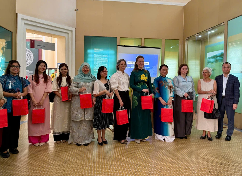 Nữ cán bộ ngoại giao TP.HCM .jpg