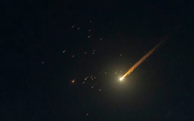 Một tên lửa đạn đạo được phóng từ Iran, nhìn thấy trên bầu trời Jerusalem (Israel) ngày 27-3. Yonatan Sindel/Flash90