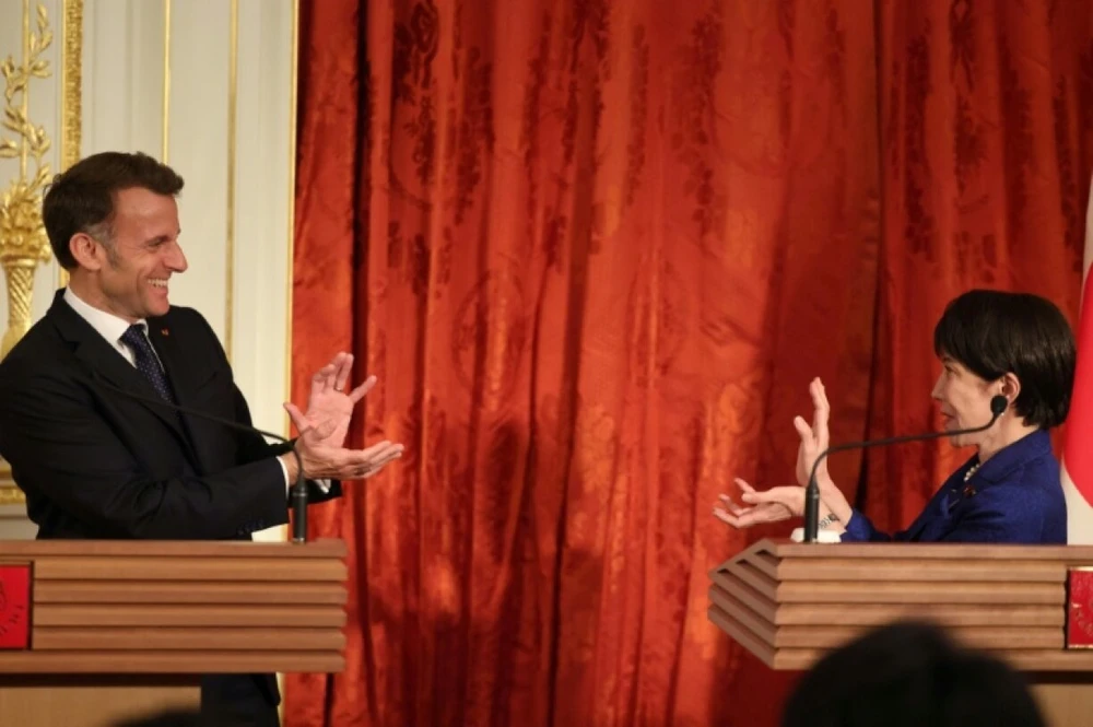 Ông Macron 'nhập vai 7 viên ngọc rồng' cùng bà Takaichi ở Tokyo.jpg