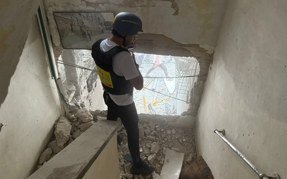 Nhân viên cứu hộ của Israel kiểm tra hiện trường sau vụ bom chùm Iran tại TP Bnei Brak, miền trung Israel, ngày 1-4. Ảnh: THE TIMES OF ISRAEL