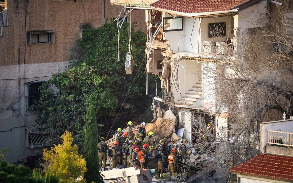 Lực lượng cứu hộ Israel tại hiện trường vụ tên lửa Iran đánh trúng tòa nhà ở TP Haifa ngày 6-4. Ảnh: Flash90