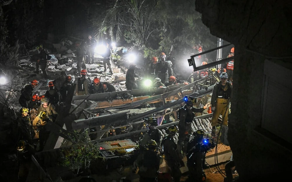 Lực lượng cứu hộ tìm kiếm tại hiện trường một tòa nhà dân cư ở Haifa bị trúng tên lửa Iran, tối 5-4. Ảnh: Flash90