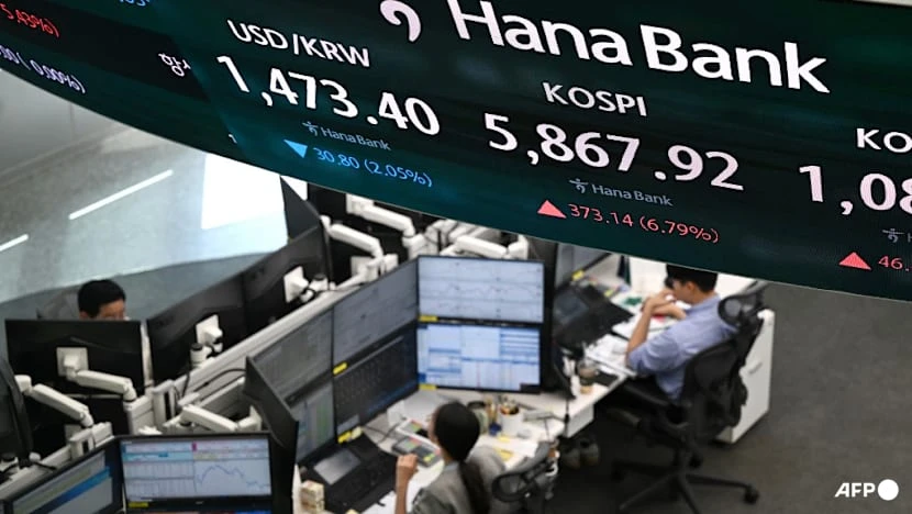 Các nhà giao dịch ngoại tệ theo dõi tỉ giá USD/won cùng chỉ số KOSPI tại phòng giao dịch ngân hàng Hana (Seoul) ngày 8-4. Ảnh: AFP