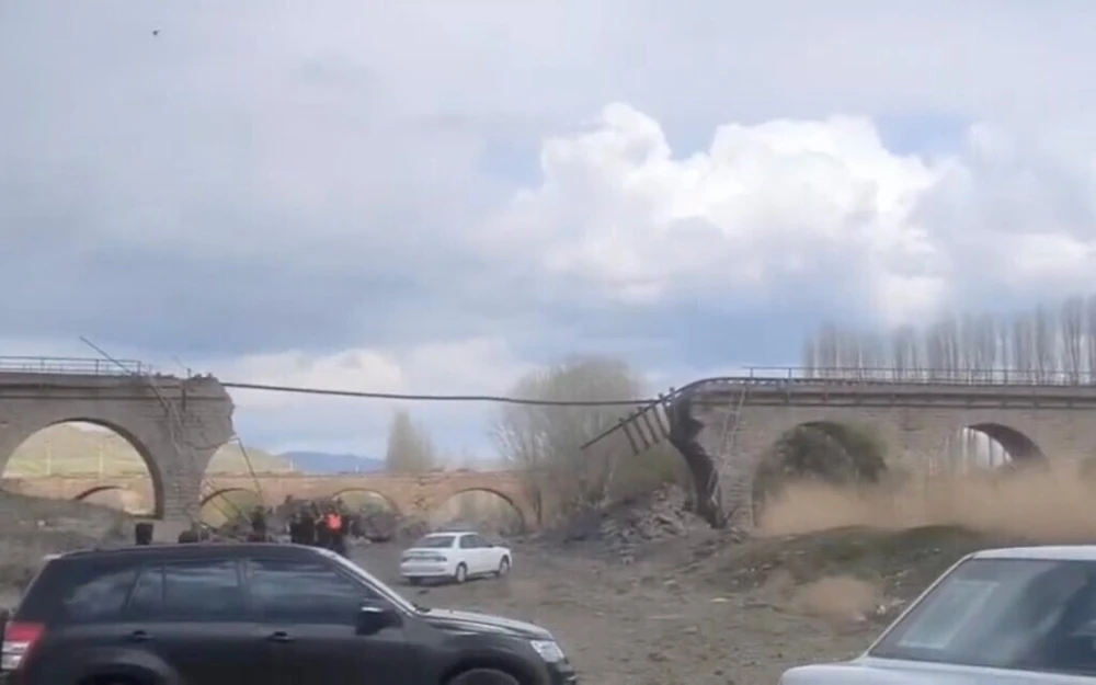 Cây cầu đường sắt được cho là trúng đòn không kích của Israel gần Amin Abad (Iran) ngày 7-4. Ảnh: X