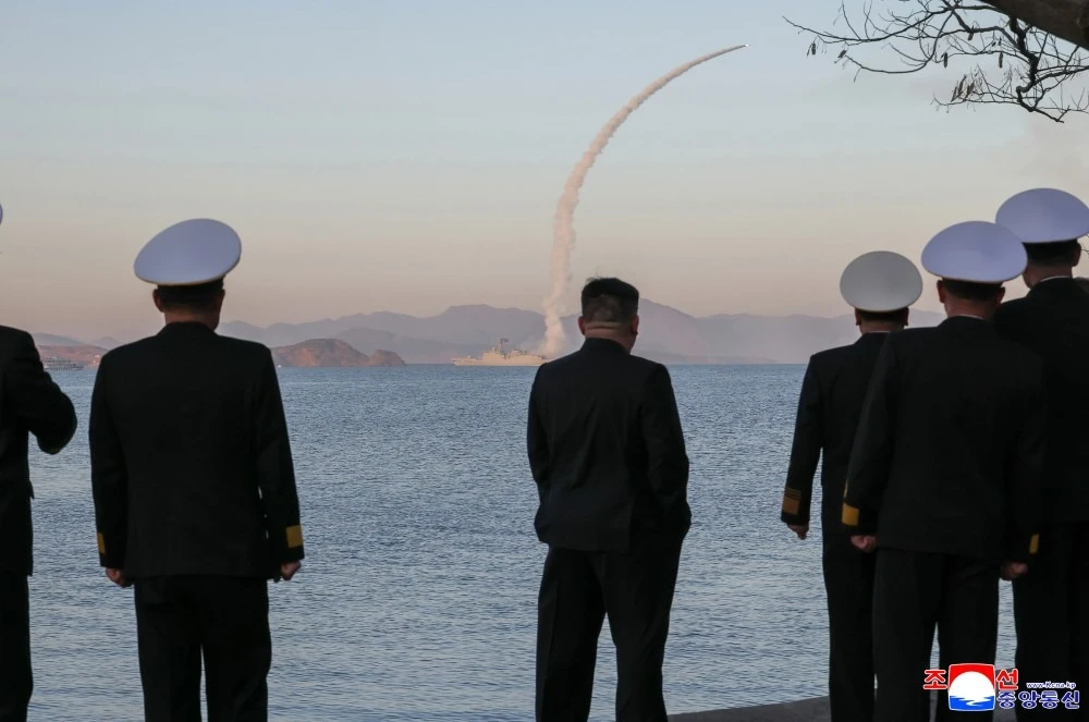 Ông Kim Jong-un thị sát phóng tên lửa hành trình chiến lược.jpg