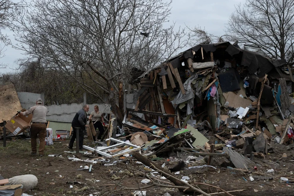 Hiện trường sau vụ tấn công tên lửa của Nga vào quận Podilskyi (thủ đô Kiev, Ukraine) sáng 16-4-. Ảnh: Madec Le Baccon/KYIV INDEPENDENT