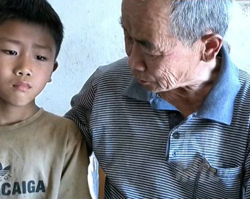 Tử Thần được ông nội - người thân duy nhất còn lại - an ủi. Ảnh: Weibo