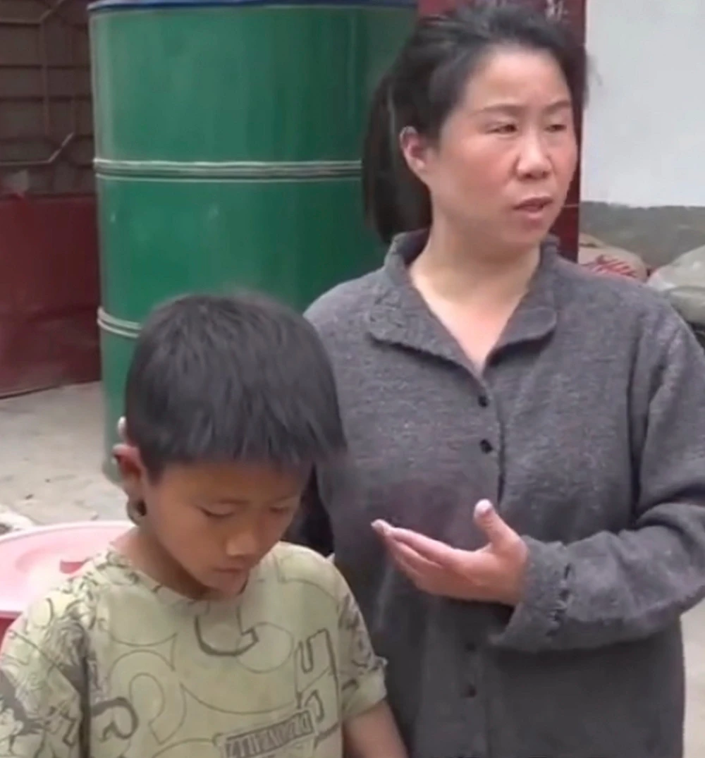 Tử Thần cùng cô giáo - người đã cam kết sẽ chăm sóc em nếu người ông gặp chuyện không may. Ảnh: Weibo