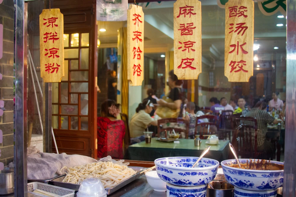 Một quán mì truyền thống tại một khu chợ đêm ẩm thực đường phố ở Trung Quốc. Ảnh: Shutterstock