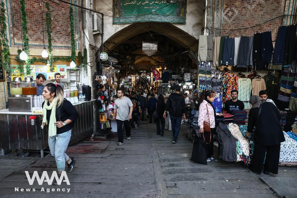 Người dân đi bộ trong chợ Tehran Bazaar tại Tehran ngày 21-4. Ảnh: Majid Asgaripour/WANA