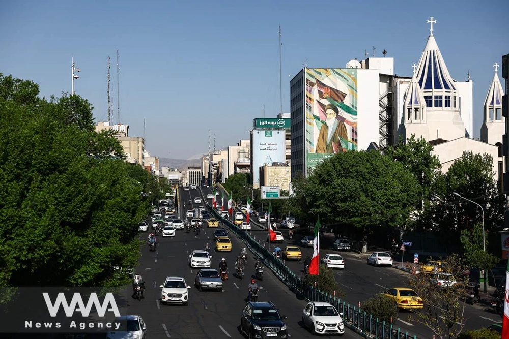 Ô tô di chuyển trên một con phố tại Tehran ngày 22-4. Ảnh: Majid Asgaripour/WANA