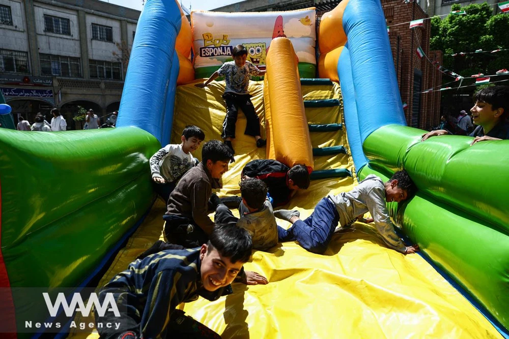Trẻ em Iran chơi đùa trong khu chợ Tehran Bazaar, giữa bối cảnh lệnh ngừng bắn đang diễn ra, tại Tehran ngày 21-4. Ảnh: Majid Asgaripour/WANA