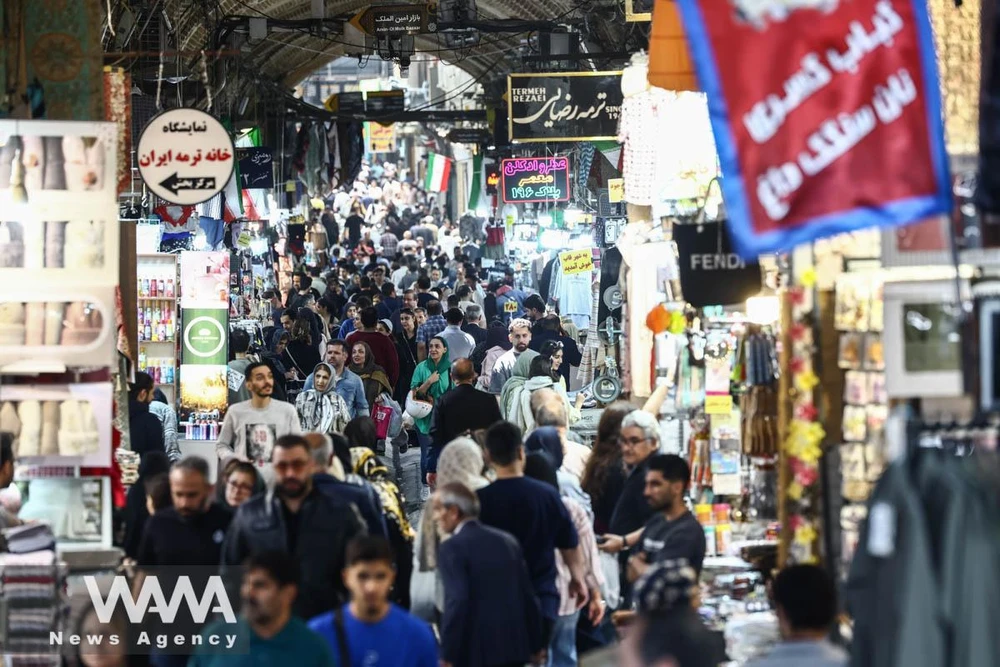 Người dân đi bộ trong chợ Tehran Bazaar tại Tehran ngày 21-4. Ảnh: Majid Asgaripour/WANA