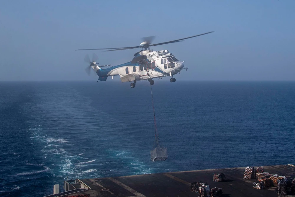 Tàu sân bay USS Abraham Lincoln tiếp nhận tiếp tế bằng trực thăng ngày 18-4. Ảnh: CENTCOM