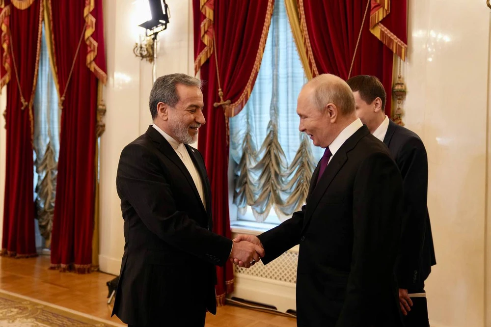 Tổng thống Nga Vladimir Putin (phải) tiếp Ngoại trưởng Iran - ông Abbas Araghchi tại TP St. Petersburg (Nga). Ảnh: X