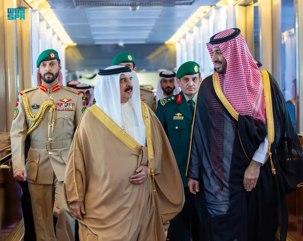 Thái tử kiêm Thủ tướng Saudi Arabia - ông Mohammed bin Salman (phải) đón tiếp Quốc vương Bahrain Hamad bin Isa Al Khalifa tại TP Jeddah ngày 28-4, trước thềm hội nghị thượng đỉnh GCC. Ảnh: SPA