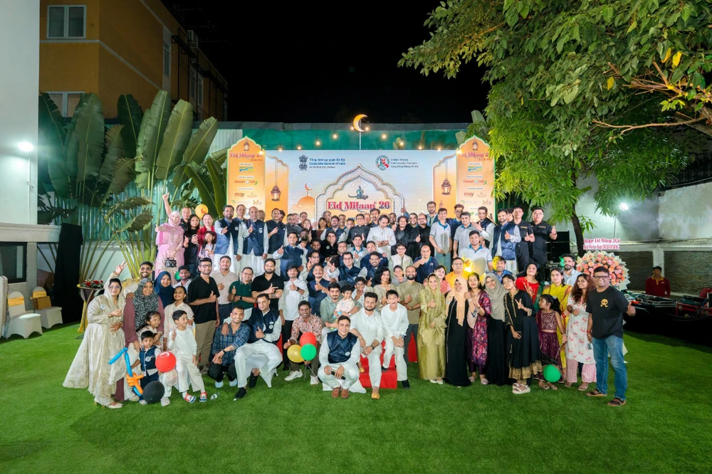 Lễ kỷ niệm Eid do Cộng đồng Indian Milaap Việt Nam tổ chức diễn ra tại khuôn viên Tổng Lãnh sự quán Ấn Độ ngày 4-4, quy tụ đông đảo người Ấn tại Việt Nam cùng bạn bè Việt Nam, trong không khí ấm áp, gắn kết và tràn đầy niềm vui. Ảnh: TLSQ Ấn Độ tại TP.HCM