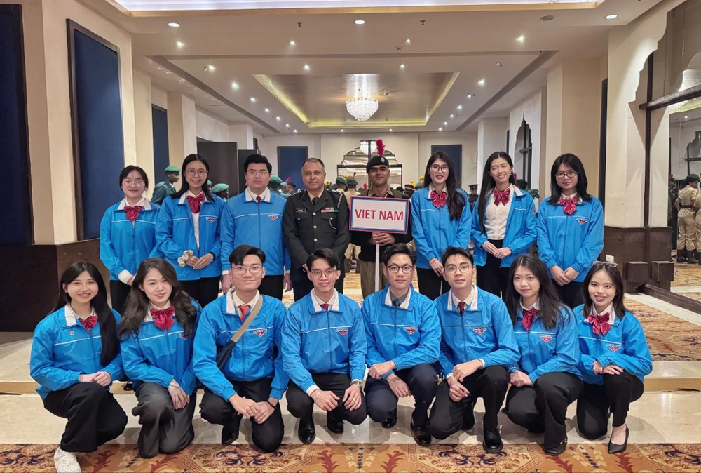 Đoàn đại biểu Thanh niên Việt Nam chụp lưu niệm với đại diện quân đội Ấn Độ. Ảnh: HUỲNH ĐỨC