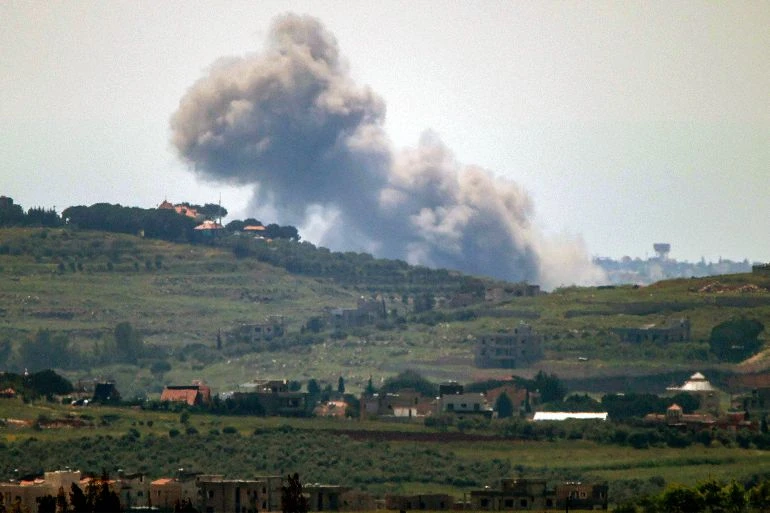 Khói bốc lên từ cuộc không kích của Israel vào làng Qaaqaaiyet El Jisr (miền nam Lebanon) ngày 7-5. Ảnh: AFP