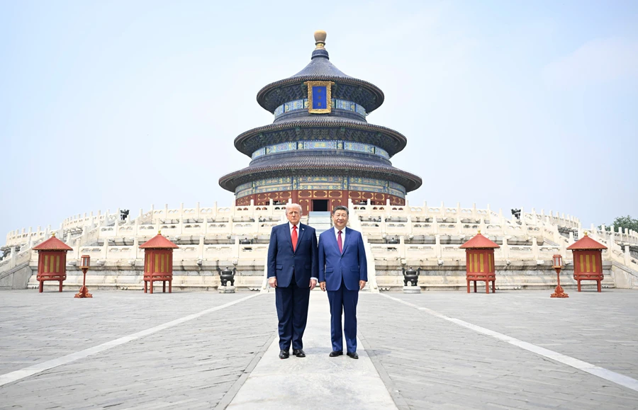 Tổng thống Mỹ Donald Trump (trái) và Chủ tịch Trung Quốc Tập Cận Bình chụp ảnh lưu niệm trước Điện Kỳ Niên tại Thiên Đàn ngày 14-5. Ảnh: BNG TQ