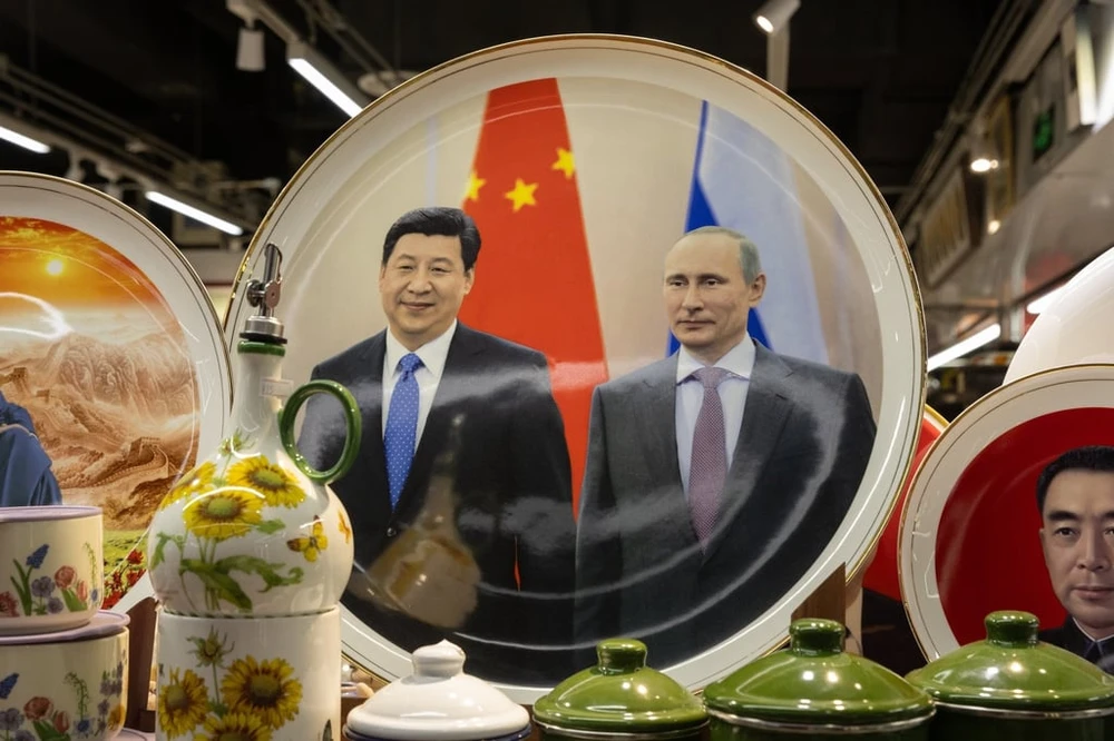 Một chiếc đĩa in hình Tổng thống Nga Vladimir Putin và Chủ tịch Trung Quốc Tập Cận Bình tại một cửa hàng ở Bắc Kinh. Ảnh: EPA