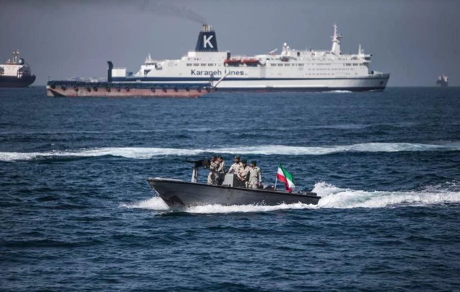 Các binh sĩ Iran tuần tra tại eo biển Hormuz (miền nam Iran) ngày 30-4-2019. Ảnh: Ahmad Halabisaz/TÂN HOA XÃ