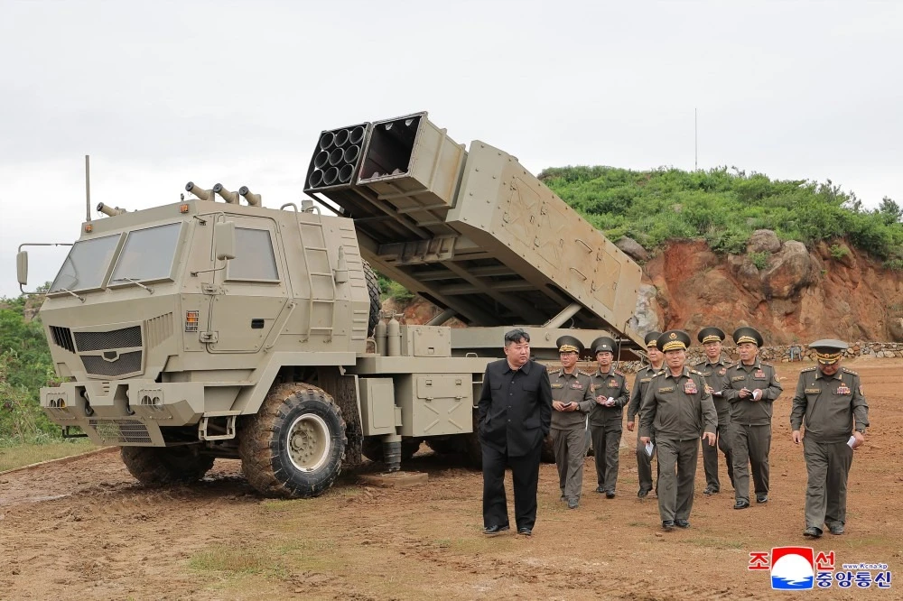 Triều Tiên thử loạt tên lửa đạn đạo chiến thuật, pháo phản lực và tên lửa hành trình.jpg