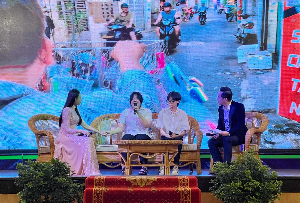 tiếp sức đến trường 1.JPG