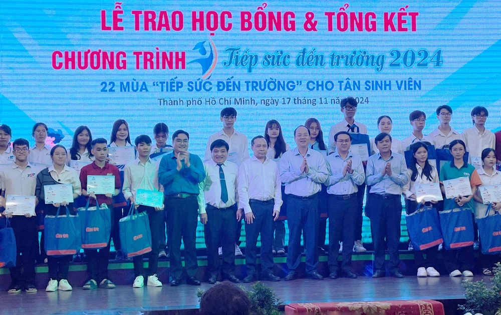 tiếp sức đến trường 2.JPG