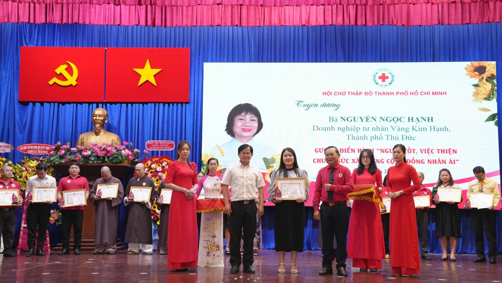 Các cá nhân được tuyên dương gương điển hình "Người tốt, việc thiện - Chung sức xây dựng cộng đồng nhân ái”.