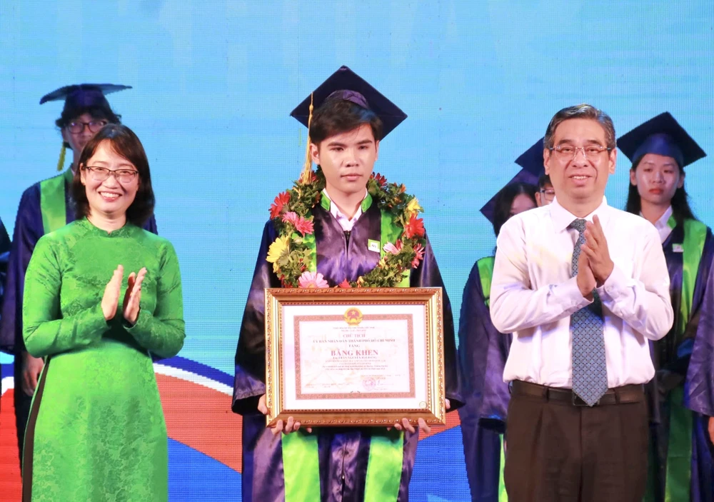 vinh danh 88 thủ khoa 2.jpg