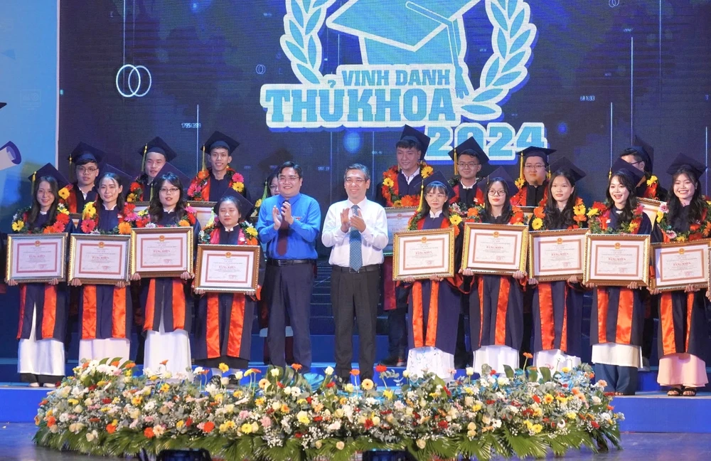 vinh danh 88 thủ khoa 4.jpg