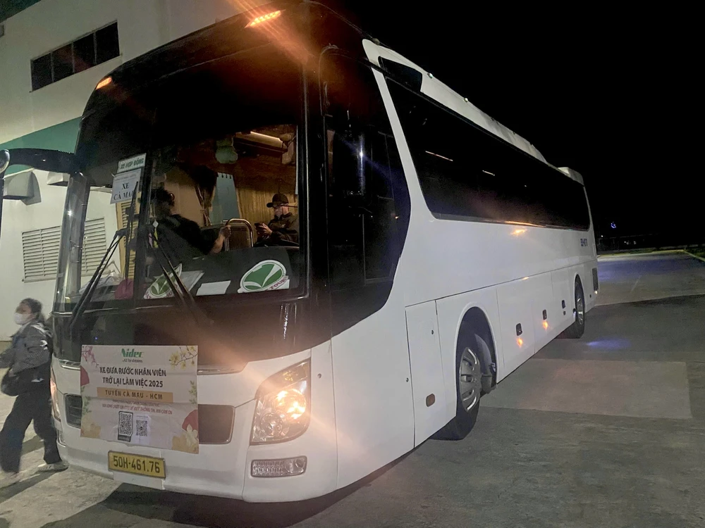 Để đảm bảo người lao động trở lại làm việc sau Tết, nhiều công ty đã hỗ trợ vé xe về quê và bố trí xe đưa công nhân quay lại TP.HCM.