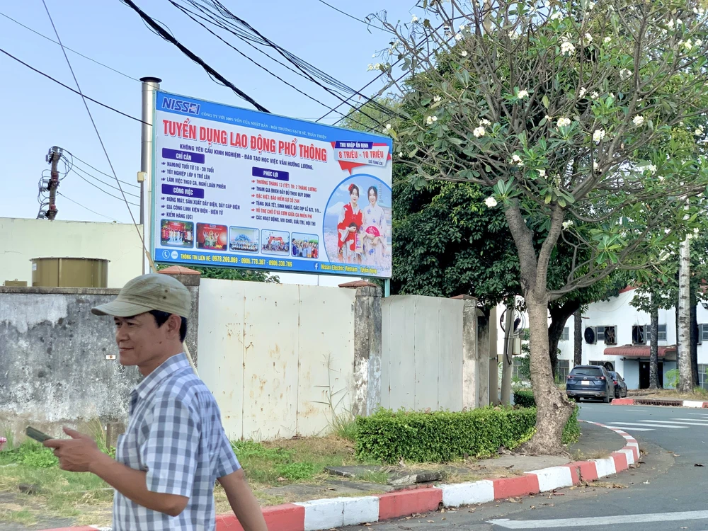 Doanh nghiệp treo bảng tuyển dụng người lao động sau Tết Nguyên đán 2025.