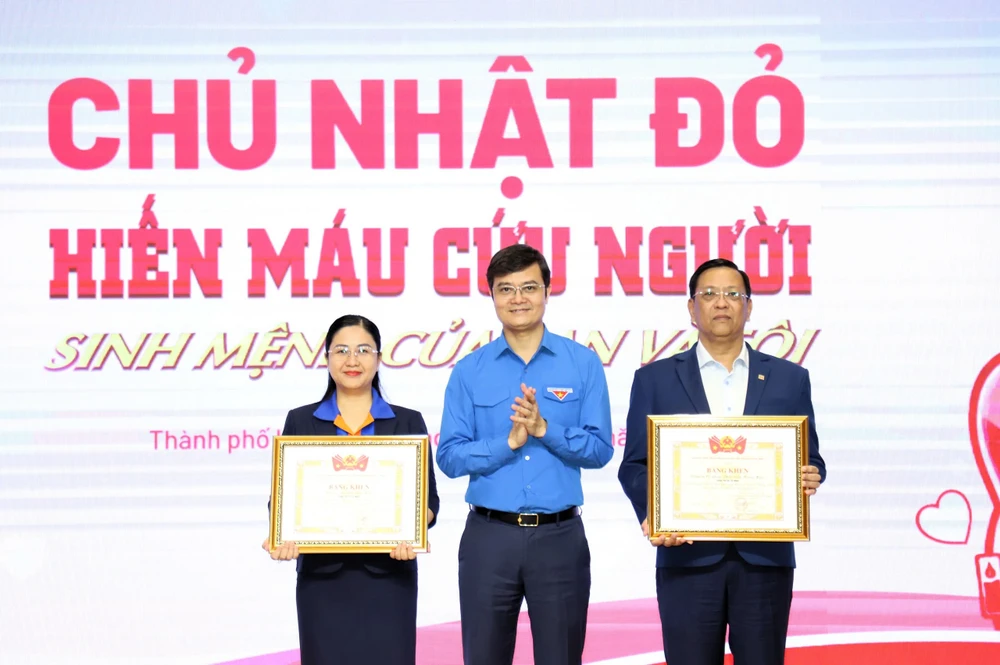 chủ nhật đỏ 5.jpg