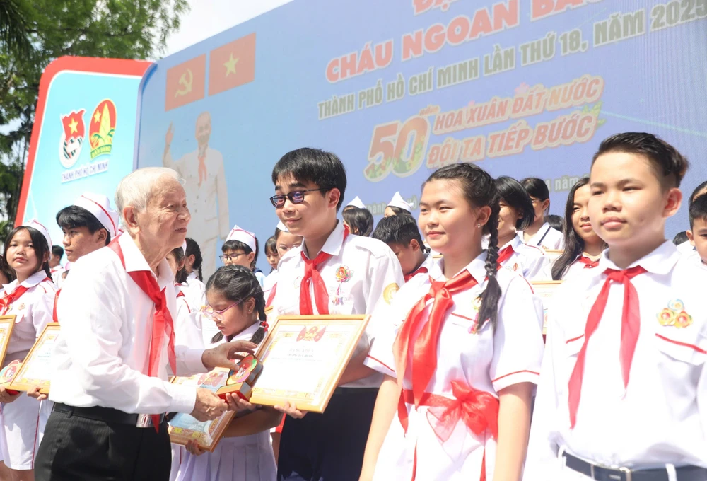 Cháu ngoan Bác Hồ 1.jpg