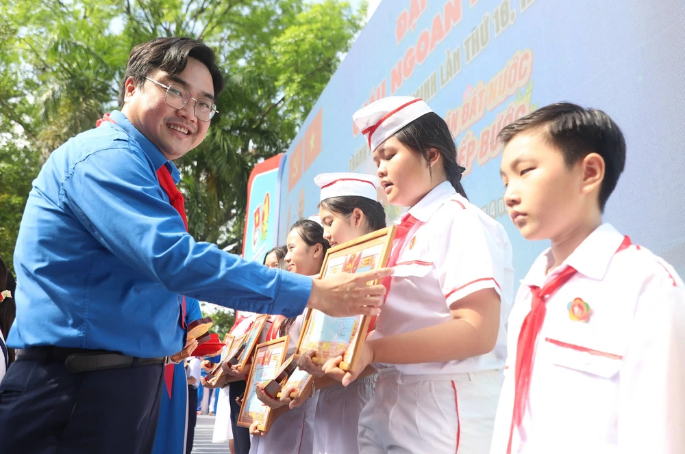 Cháu ngoan Bác Hồ 2.jpg