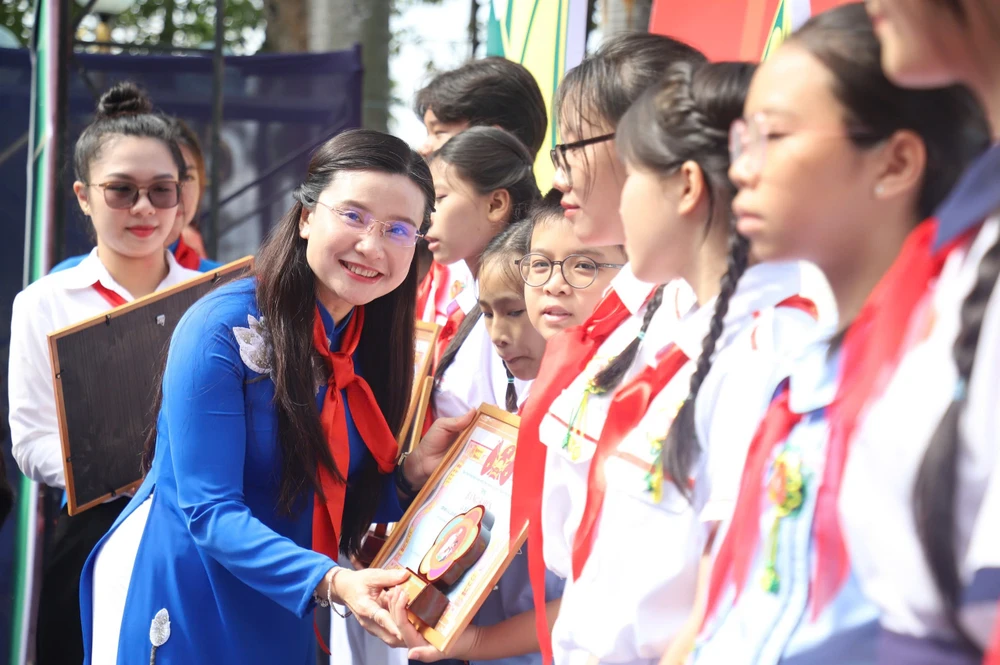 Cháu ngoan Bác Hồ 3.jpg