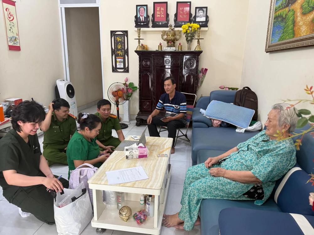 thân nhân liệt sĩ 13.jpg