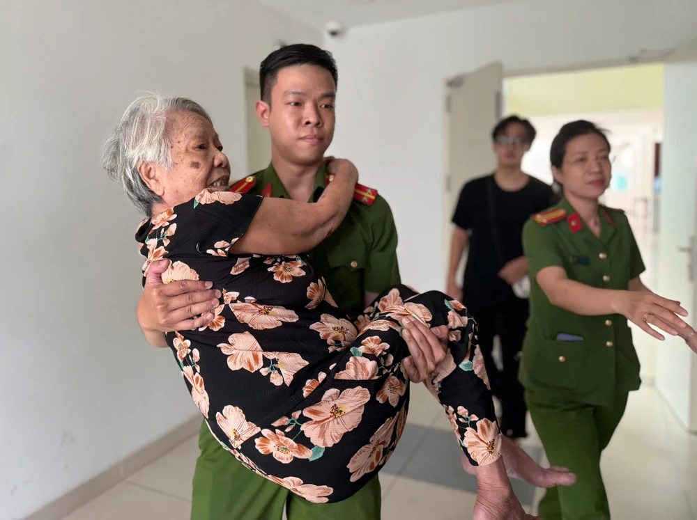 thân nhân liệt sĩ 8.jpg