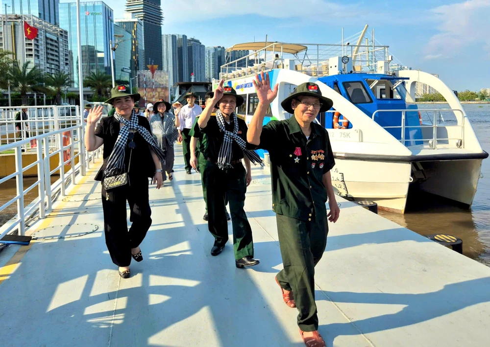 Đại biểu tỉnh Thái Nguyên phấn khởi trở lại TP với nhiều cảm xúc.