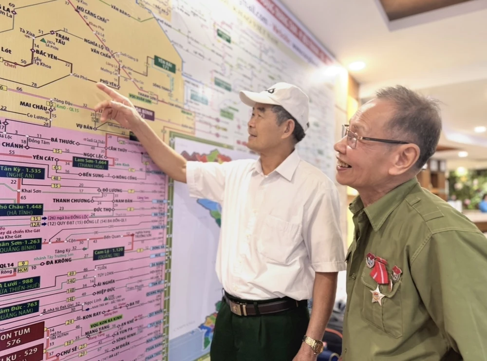 Ông Sáng (bên phải) cùng ông Sĩ nhớ lại kỷ niệm hồi xưa. Ảnh: HN